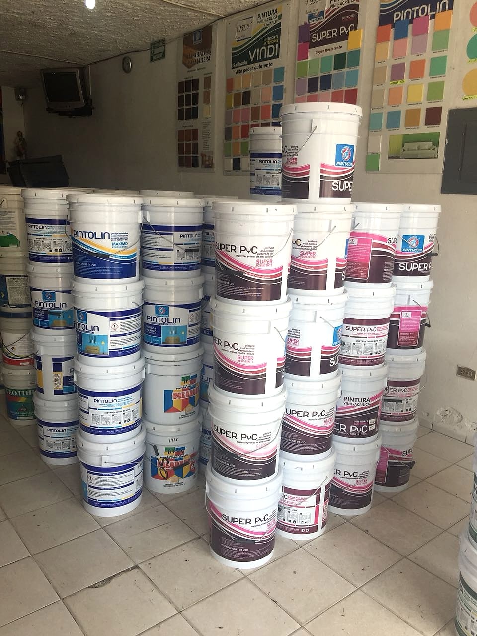 Interior de Pinturas FRAGA con catálogo Pintolux en el Centro de Villahermosa